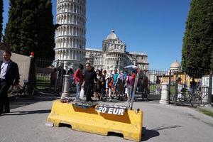 pisa, itália - 26 de setembro de 2017 - barreira antiterrorista na famosa cidade da torre inclinada foto