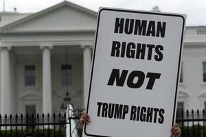 Washington DC, EUA - 26 de abril de 2019 - manifestação contra Trump na Casa Branca foto