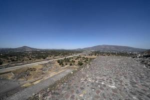 cidade do méxico, méxico - 30 de janeiro de 2019 - turista na pirâmide de teotihuacan méxico foto