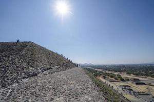 cidade do méxico, méxico - 30 de janeiro de 2019 - turista na pirâmide de teotihuacan méxico foto