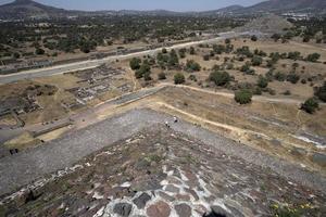 cidade do méxico, méxico - 30 de janeiro de 2019 - turista na pirâmide de teotihuacan méxico foto