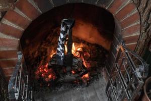 meia epifania tradicional montada segurando na lareira foto