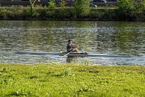 filadélfia, eua - 30 de abril de 2019 - equipe de remo no rio schuylkill foto