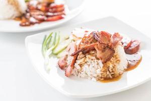 Carne de porco vermelha grelhada em molho com arroz foto