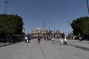 cidade do méxico, méxico - 30 de janeiro de 2019 - peregrinos na catedral de guadalupe foto