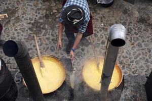rango, Itália - 8 de dezembro de 2017 - pessoas cozinhando polenta farinha de milho tradicional foto