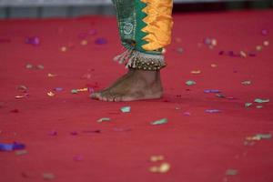 detalhe do pé de dança tradicional da índia foto