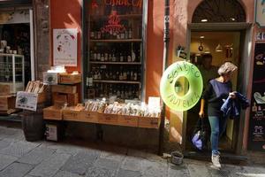 portovenere, itália - 24 de setembro de 2017 - muitos turistas na pitoresca vila italiana foto