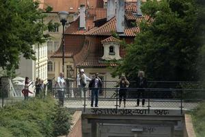 praga, república tcheca - 15 de julho de 2019 - teleférico funicular da cidade está cheio de turistas no verão foto