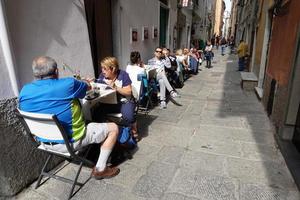 portovenere, itália - 24 de setembro de 2017 - muitos turistas na pitoresca vila italiana foto