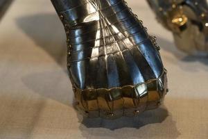 detalhe de luva de ferro de armadura medieval foto