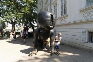 praga, república tcheca - 15 de julho de 2019 - a cidade está cheia de turistas no verão foto