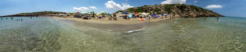 noto, itália - 18 de julho de 2020 - praia de calamosche cheia de pessoas sem distanciamento social após a quarentena do coronavírus foto