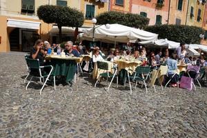 portofino, itália - 19 de setembro de 2017 - vip e turista na vila pitoresca foto