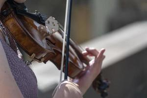 mãos de mulher tocando violino detalhe foto