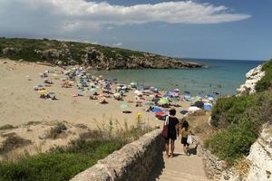 noto, itália - 18 de julho de 2020 - praia de calamosche cheia de pessoas sem distanciamento social após a quarentena do coronavírus foto