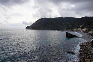 monterosso, itália - 23 de setembro de 2017 - turista em cinque terre em dia chuvoso foto