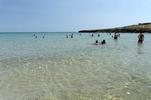 noto, itália - 18 de julho de 2020 - praia de calamosche cheia de pessoas sem distanciamento social após a quarentena do coronavírus foto