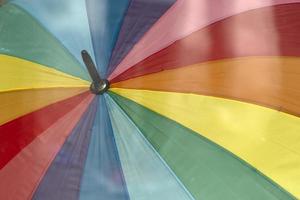 detalhe do guarda-chuva da bandeira do arco-íris foto
