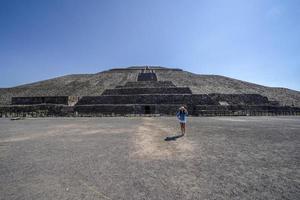 cidade do méxico, méxico - 30 de janeiro de 2019 - turista na pirâmide de teotihuacan méxico foto