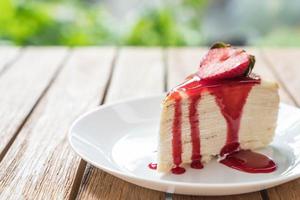 Bolo De Baunilha De Crepe Com Molho De Morango foto