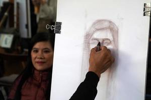 paris, frança - 6 de outubro de 2018 - artista e turista em montmartre foto