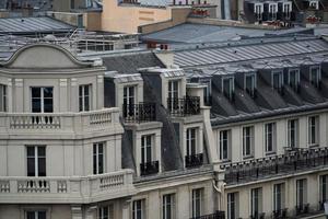 chaminé de telhados de paris e vista da cidade do edifício foto