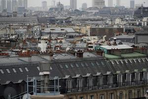 chaminé de telhados de paris e vista da cidade do edifício foto