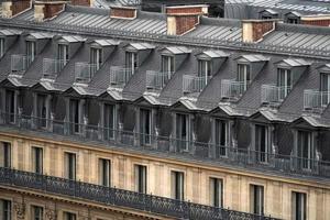 chaminé de telhados de paris e vista da cidade do edifício foto