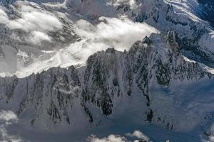 neve no panorama de vista aérea dos Alpes foto