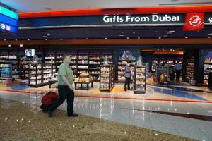 Dubai, Emirados Árabes Unidos - 14 de agosto de 2017 - viajantes no aeroporto de Dubai foto