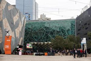 melbourne, austrália, 16 de agosto de 2017 - centro cultural nas ruas de melbourne tráfego, locais e turistas e estudantes foto