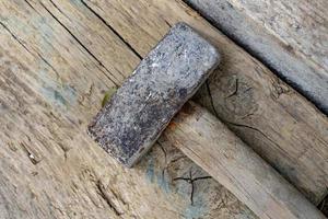 detalhe do martelo de carpinteiro isolado na placa de madeira foto