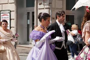 Gênova, Itália - 5 de maio de 2018 - desfile de vestidos do século 19 para exibição da Euroflora no cenário único do Nervi foto