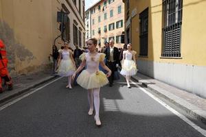 Gênova, Itália - 5 de maio de 2018 - desfile de vestidos do século 19 para exibição da Euroflora no cenário único do Nervi foto