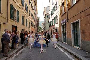 Gênova, Itália - 5 de maio de 2018 - desfile de vestidos do século 19 para exibição da Euroflora no cenário único do Nervi foto