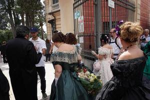 Gênova, Itália - 5 de maio de 2018 - desfile de vestidos do século 19 para exibição da Euroflora no cenário único do Nervi foto