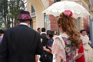 Gênova, Itália - 5 de maio de 2018 - desfile de vestidos do século 19 para exibição da Euroflora no cenário único do Nervi foto