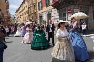 Gênova, Itália - 5 de maio de 2018 - desfile de vestidos do século 19 para exibição da Euroflora no cenário único do Nervi foto