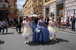 Gênova, Itália - 5 de maio de 2018 - desfile de vestidos do século 19 para exibição da Euroflora no cenário único do Nervi foto