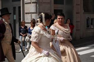 Gênova, Itália - 5 de maio de 2018 - desfile de vestidos do século 19 para exibição da Euroflora no cenário único do Nervi foto