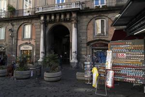 nápoles, itália - 1 de fevereiro de 2020 - rua da cidade velha foto