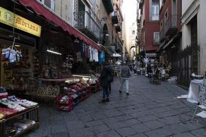 nápoles, itália - 1 de fevereiro de 2020 - rua da cidade velha san gregorio armeni foto