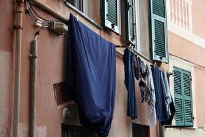 roupas penduradas em casa italiana em genoa foto