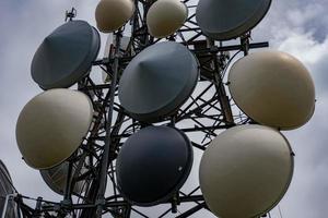 torre de antena de comunicação celular de telecomunicações em fundo azul foto