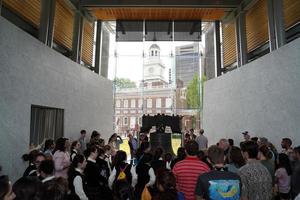 Filadélfia, EUA - 23 de maio de 2018 - visitantes no Liberty Bell foto