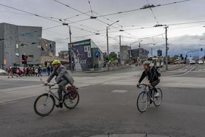 melbourne, austrália - 15 de agosto de 2017 - turista e estudantes na praça da federação foto