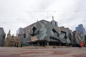 melbourne, austrália, 16 de agosto de 2017 - centro cultural nas ruas de melbourne tráfego, locais e turistas e estudantes foto