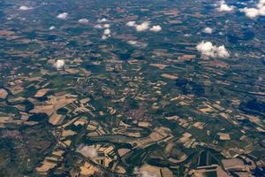 campo cultivado rio sena região de paris vista aérea foto