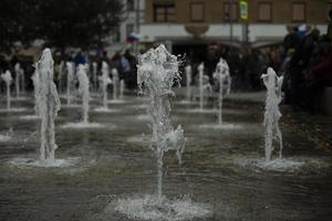 fonte plana na cidade. jatos de água na área. muitos jatos de fonte. foto